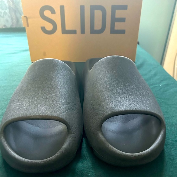 Yeezy slides, slides 12M.